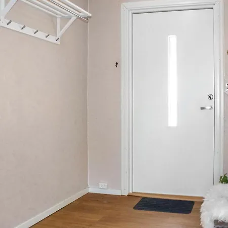 Дом отдыха Three-bedroom In Vikanes Eiknes