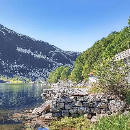 Three-bedroom In Vikanes * Eikemo