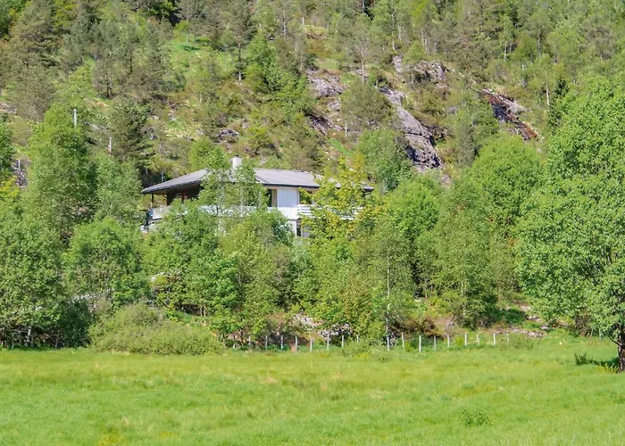 Three-bedroom In Vikanes * Eiknes