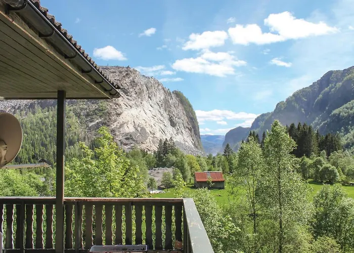 Three-bedroom In Vikanes *