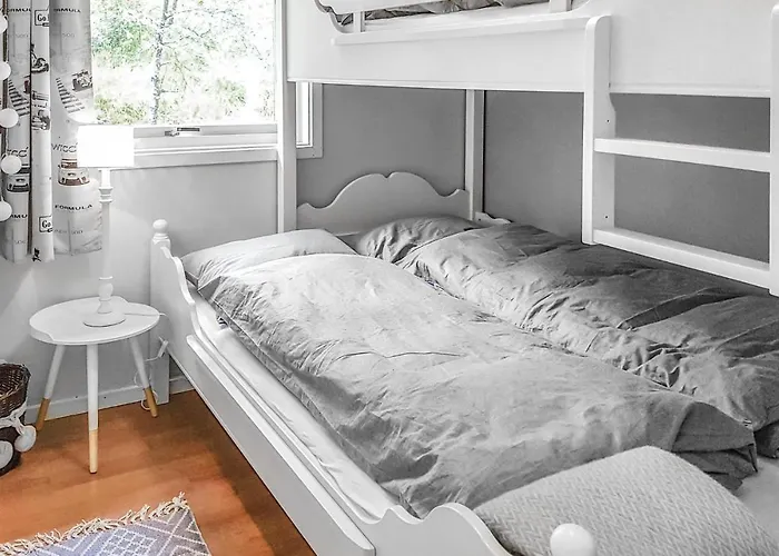 Three-bedroom In Vikanes * Eiknes