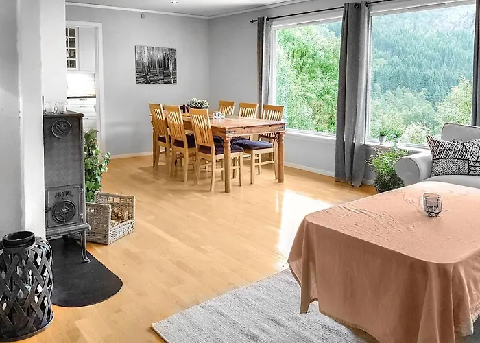 Three-bedroom In Vikanes *