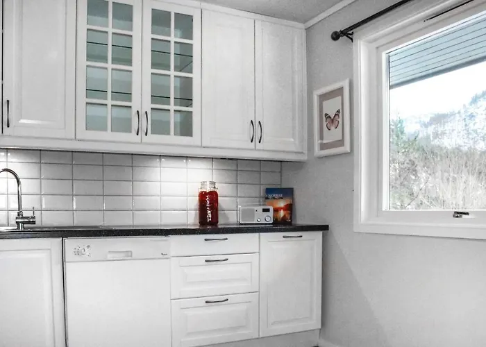 Three-bedroom In Vikanes * Eiknes