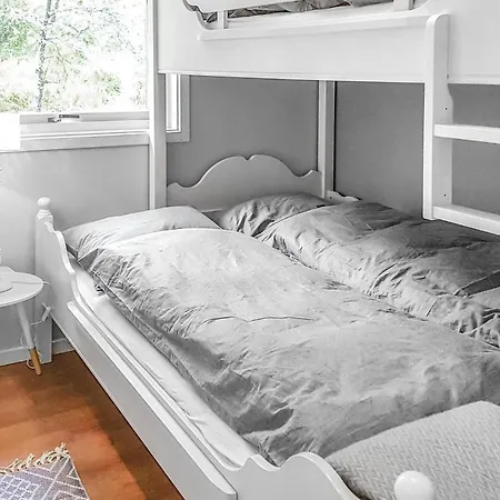 Three-bedroom In Vikanes * Eikemo