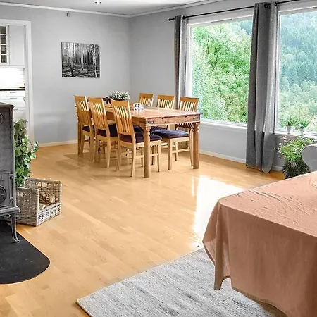 Three-bedroom In Vikanes *